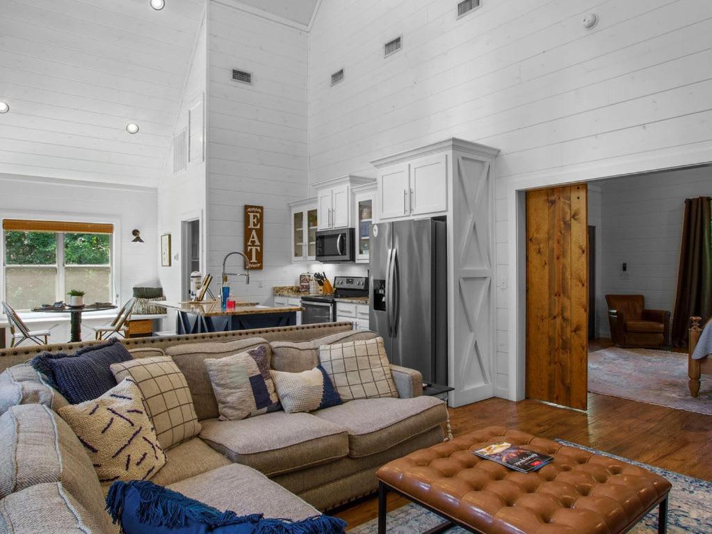 Stunning Luxury Cabin W Hot Tub And Fire Pit Holy Shiplap Is Perfect Romantic Couples Getaway بروكن بو المظهر الخارجي الصورة